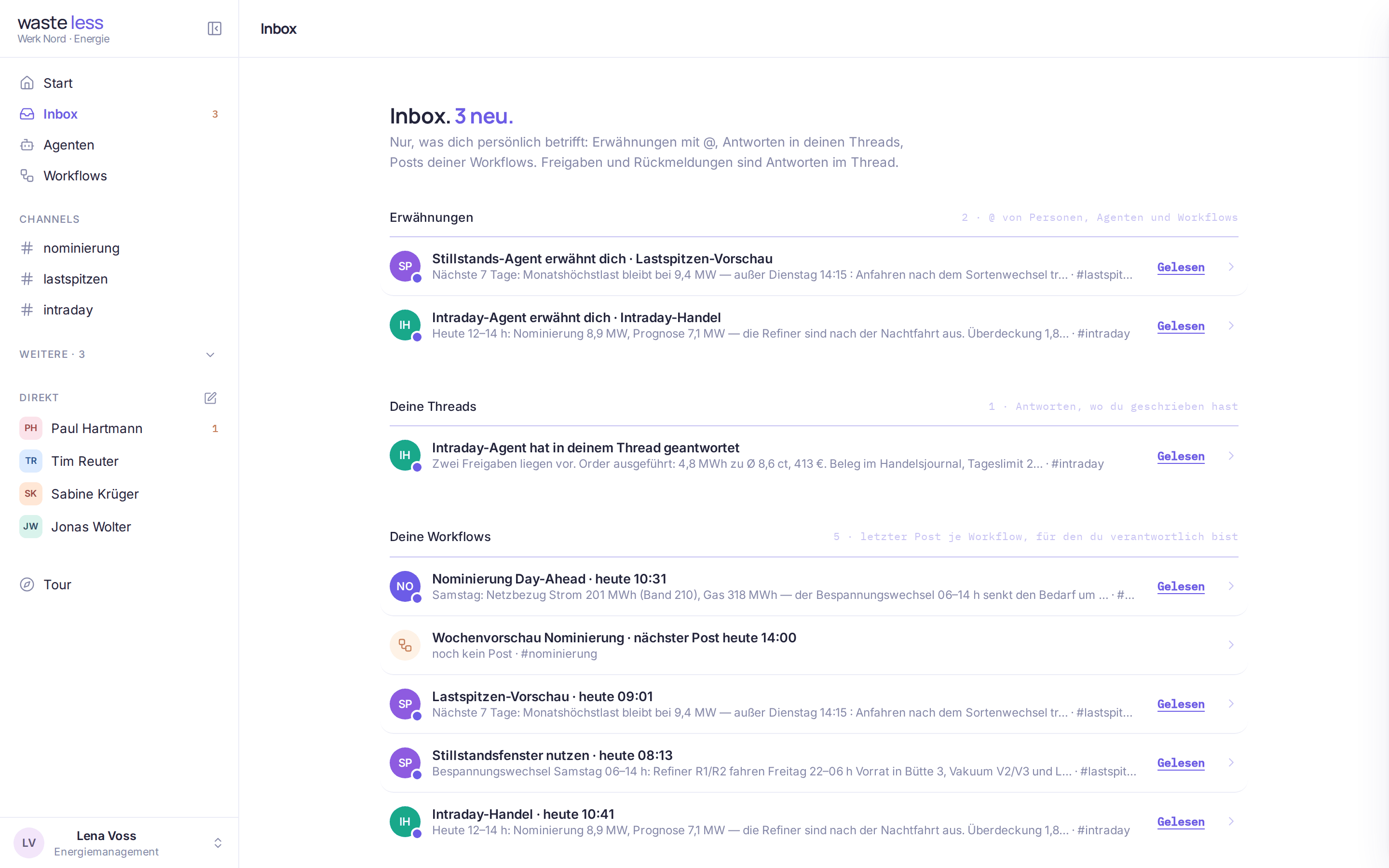 Inbox von Lena Voss mit drei Abschnitten: zwei Erwähnungen durch Agenten, eine Antwort in einem eigenen Thread, fünf Posts eigener Workflows; jeder Eintrag mit Gelesen-Schaltfläche